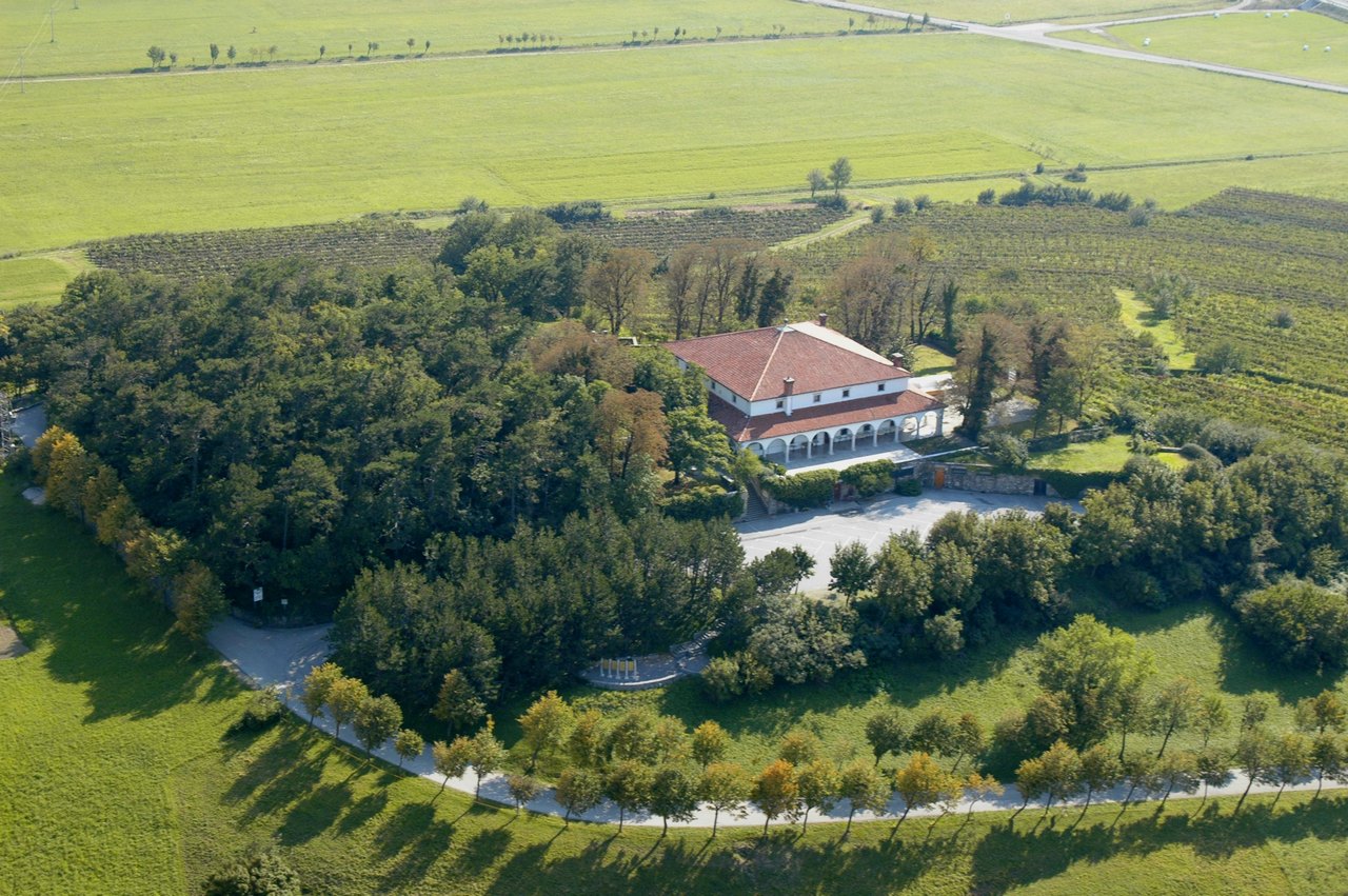 Dvorec Zemono - kje smo