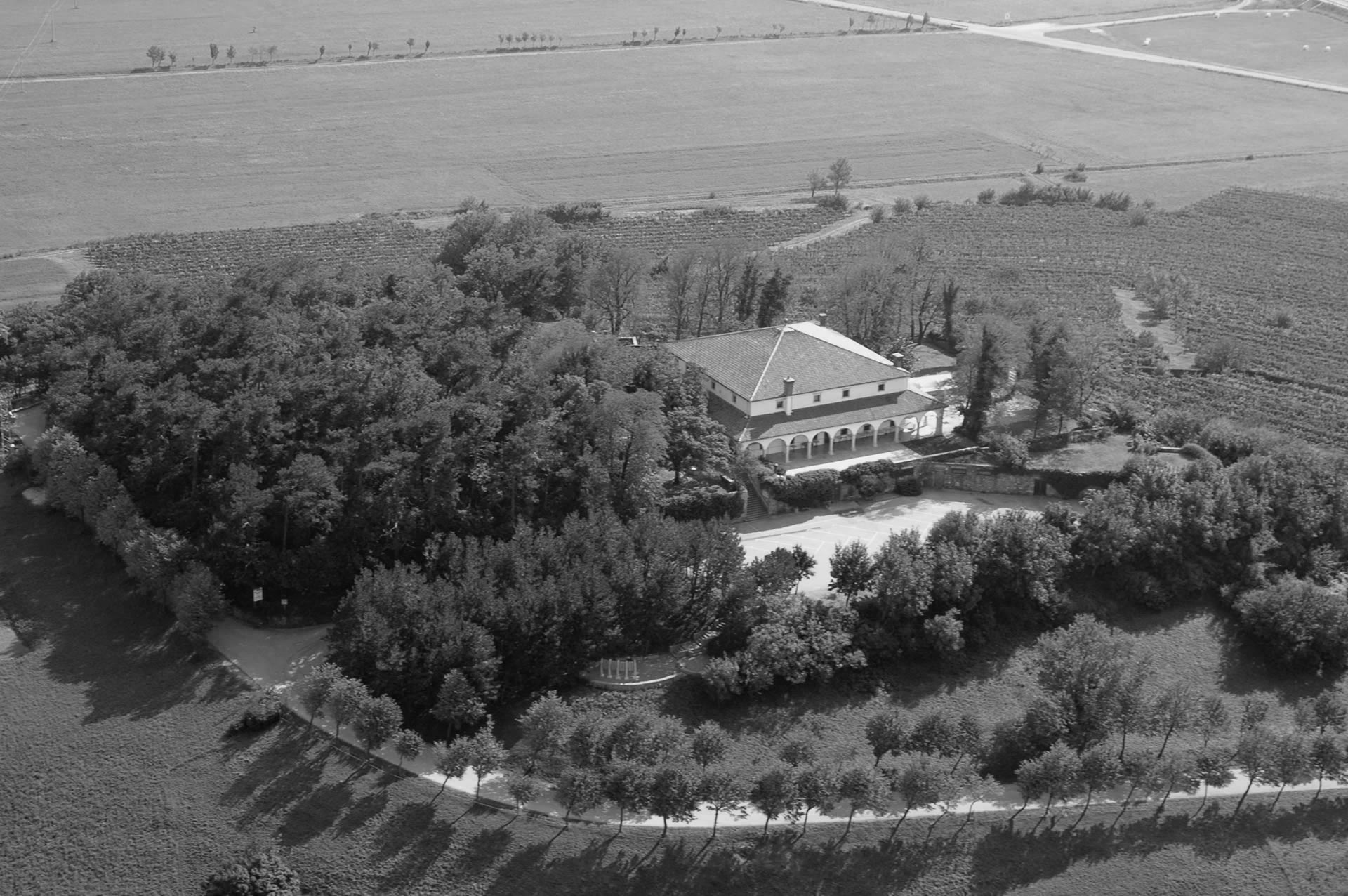 Dvorec Zemono - o nas